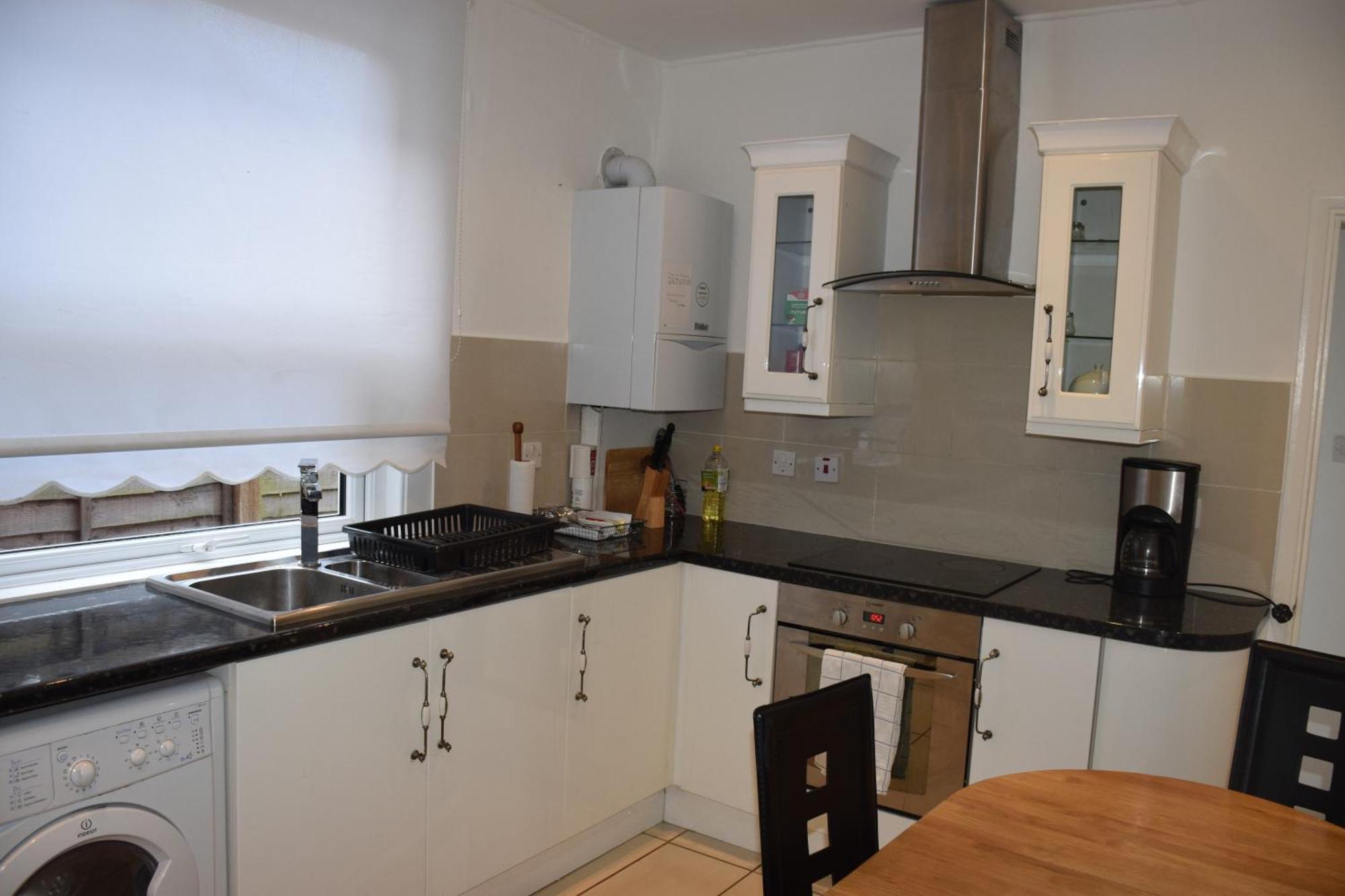 Large 2bedroom Flat Apartment *